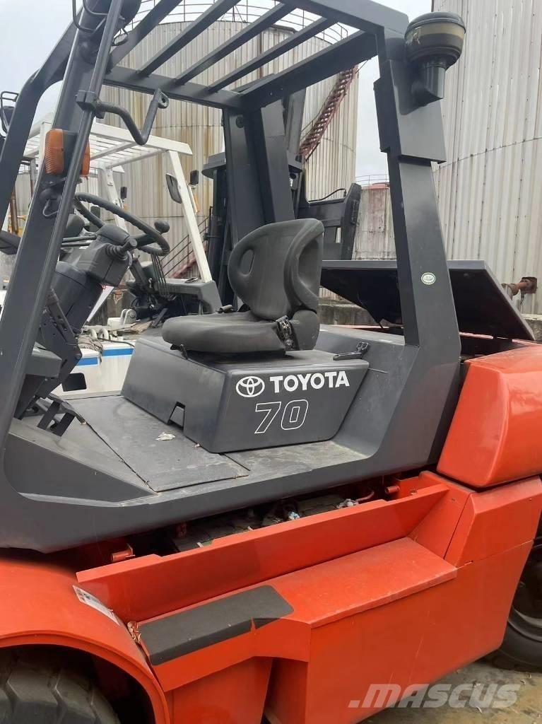 Toyota 7 Ton ディーゼル・軽油
