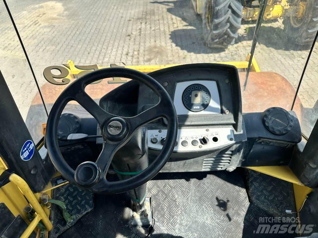 Bomag BW 211 D-4 振動ローラ