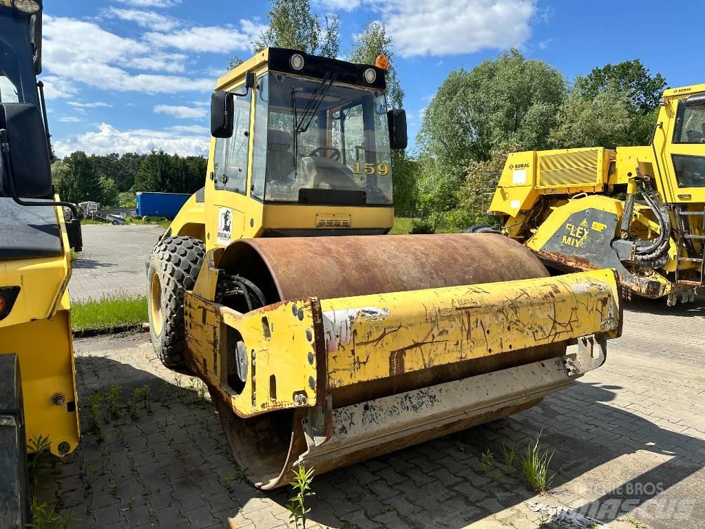 Bomag BW 211 D-4 振動ローラ