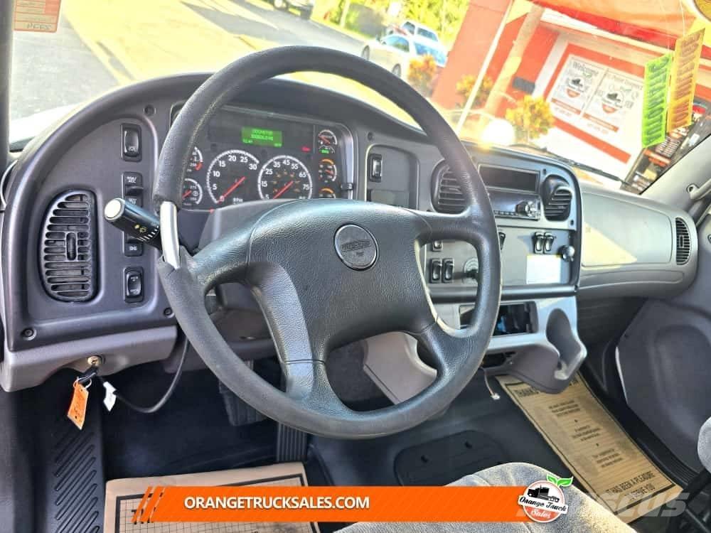 Freightliner M2 106 冷凍冷蔵車