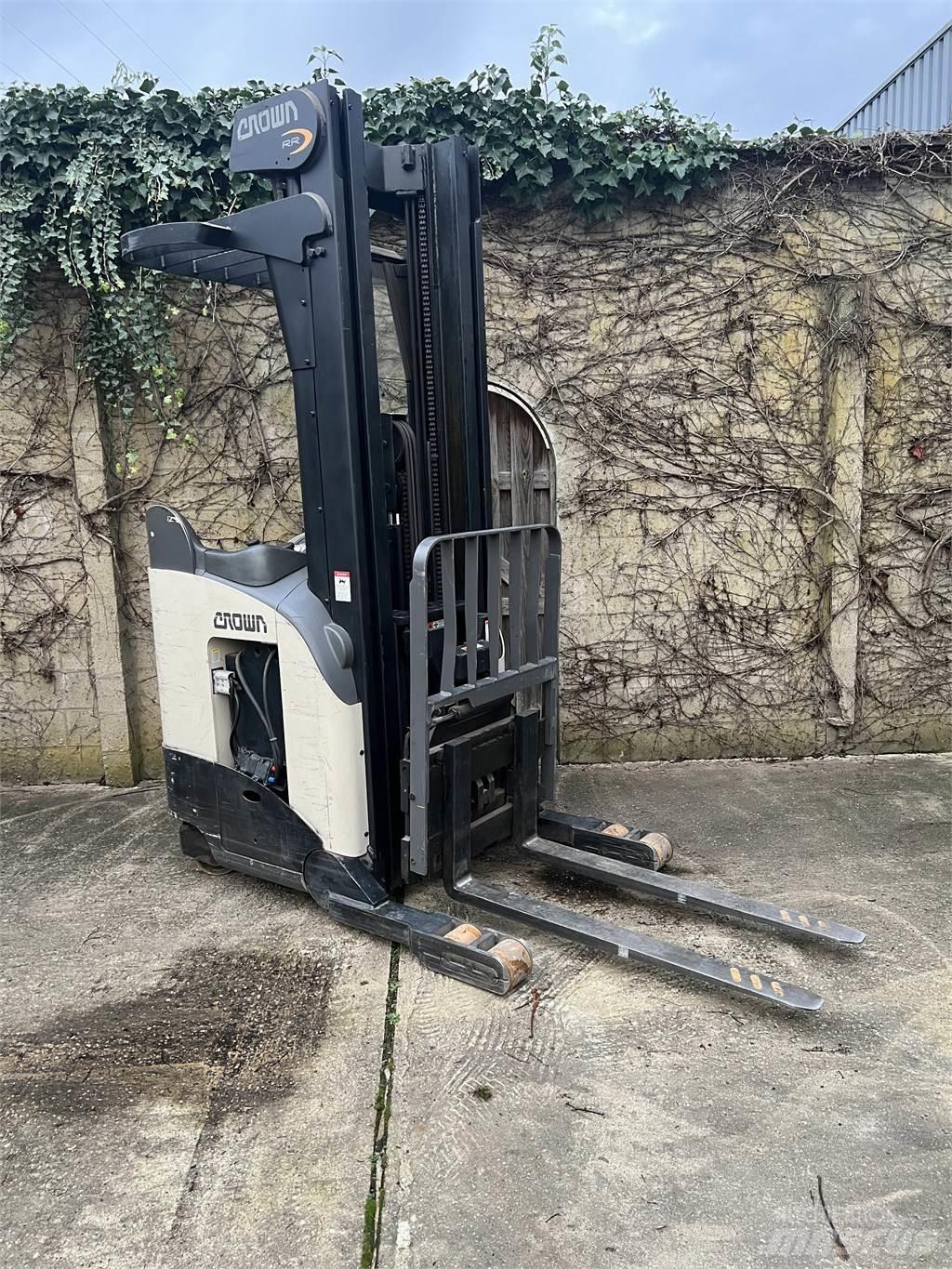 Crown RR 5220-35 バッテリーフォークリフト