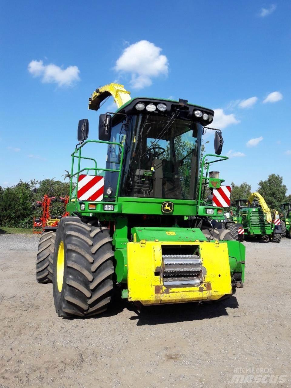 John Deere 7350 自走式フォレージハーベスター
