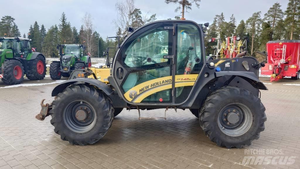 New Holland TH 7.42 テレスコーピックハンドラー