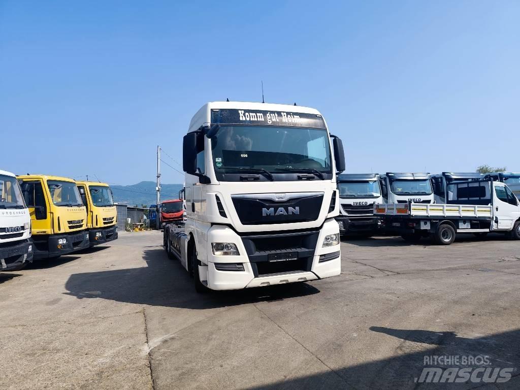 MAN TGX 26.440 平ボディー／ウインチトラック