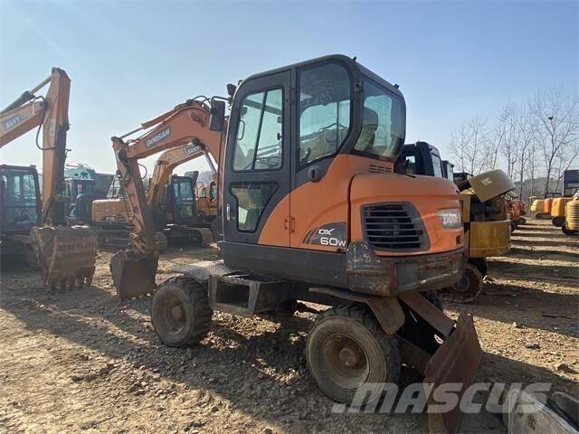 Doosan DX60W ホイール式油圧ショベル（パワーショベル・ユンボ・バックホー）