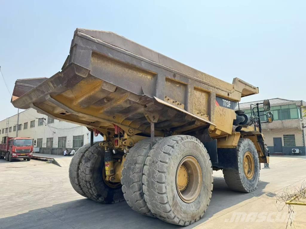 CAT 773 F アーティキュレート式ダンプトラック