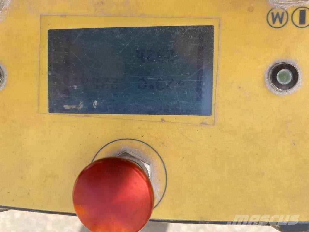 Brokk 170 解体油圧ショベル