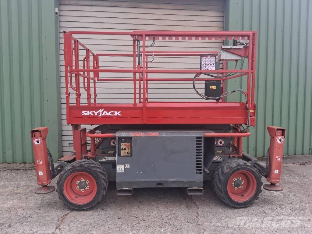 SkyJack SJ 6826 RT シザースリフト