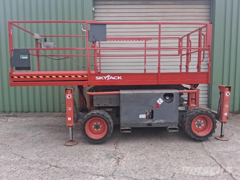 SkyJack SJ 6826 RT シザースリフト