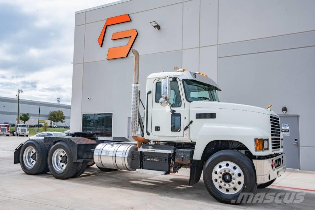 Mack Pinnacle 64T 中古トラクターヘッド | トレーラーヘッド