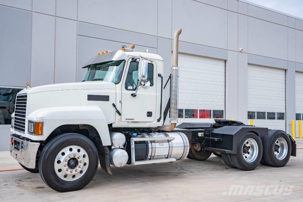 Mack Pinnacle 64T 中古トラクターヘッド | トレーラーヘッド