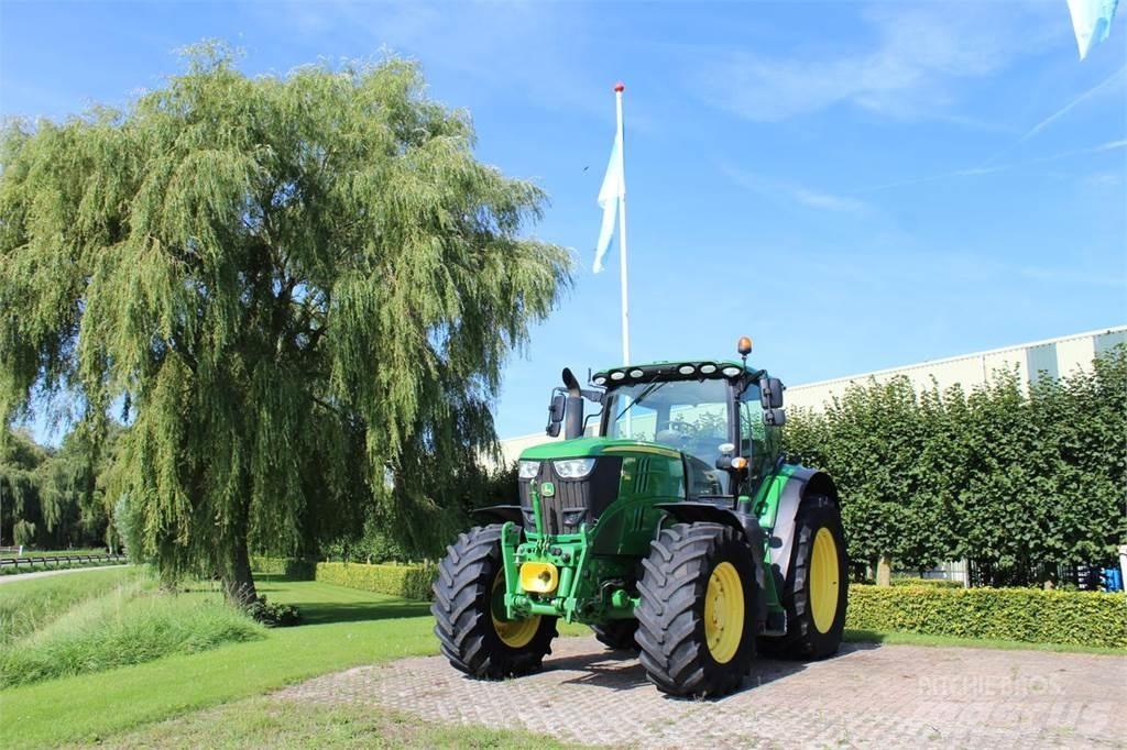 John Deere 6215R トラクター