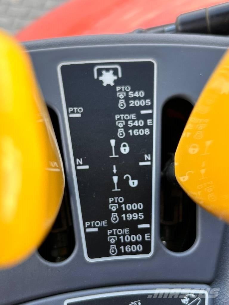 Kubota M 7153 トラクター