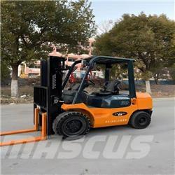 Toyota 7 FDN 30 ディーゼル・軽油