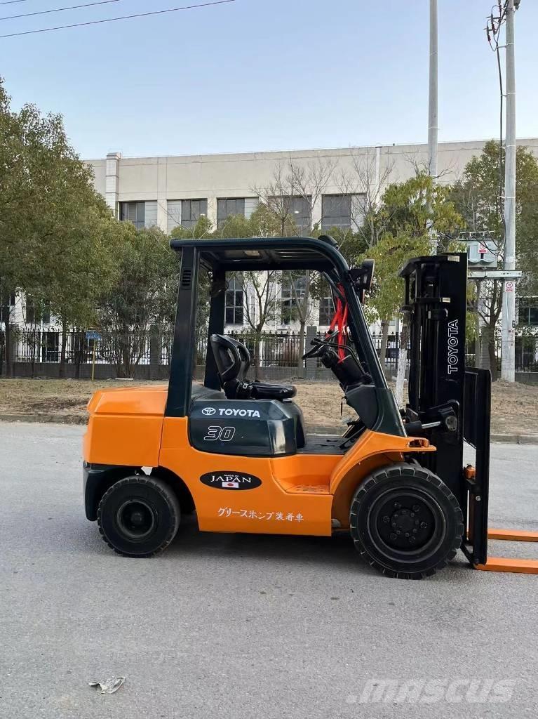 Toyota 7 FDN 30 ディーゼル・軽油