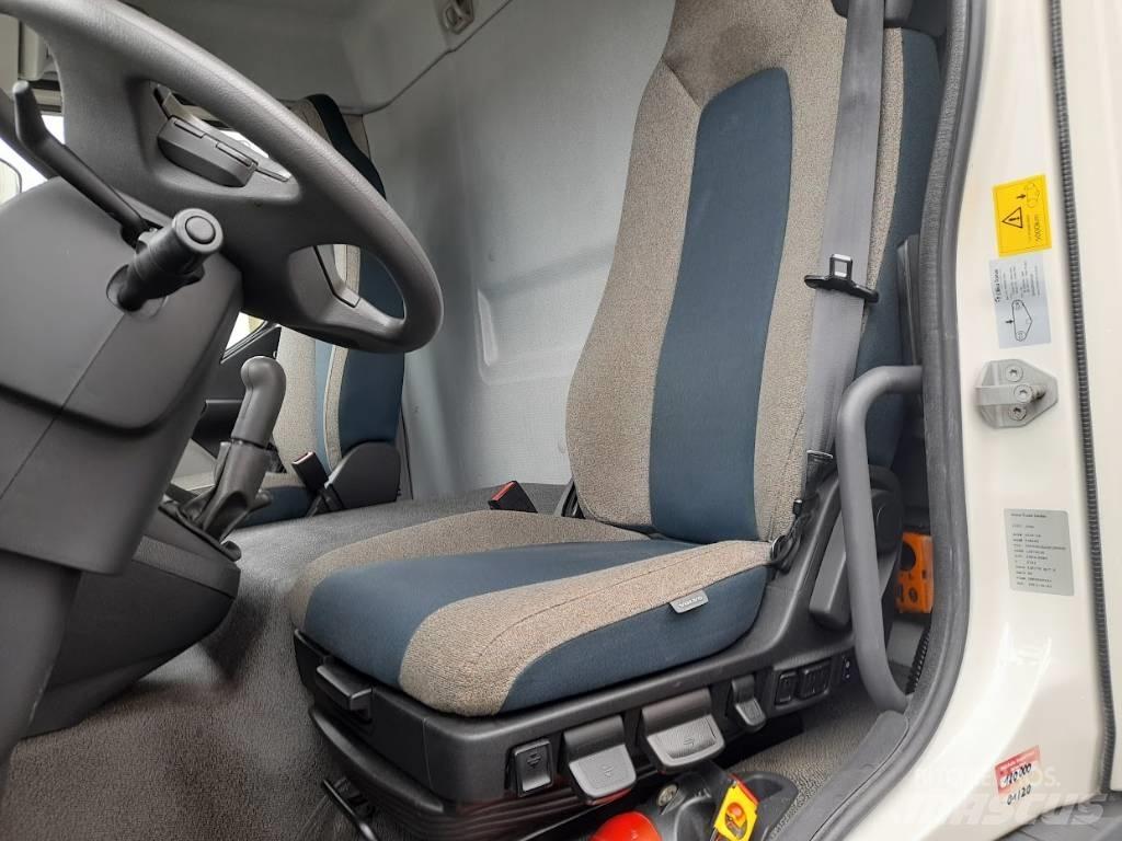Volvo FL 210 冷凍冷蔵車