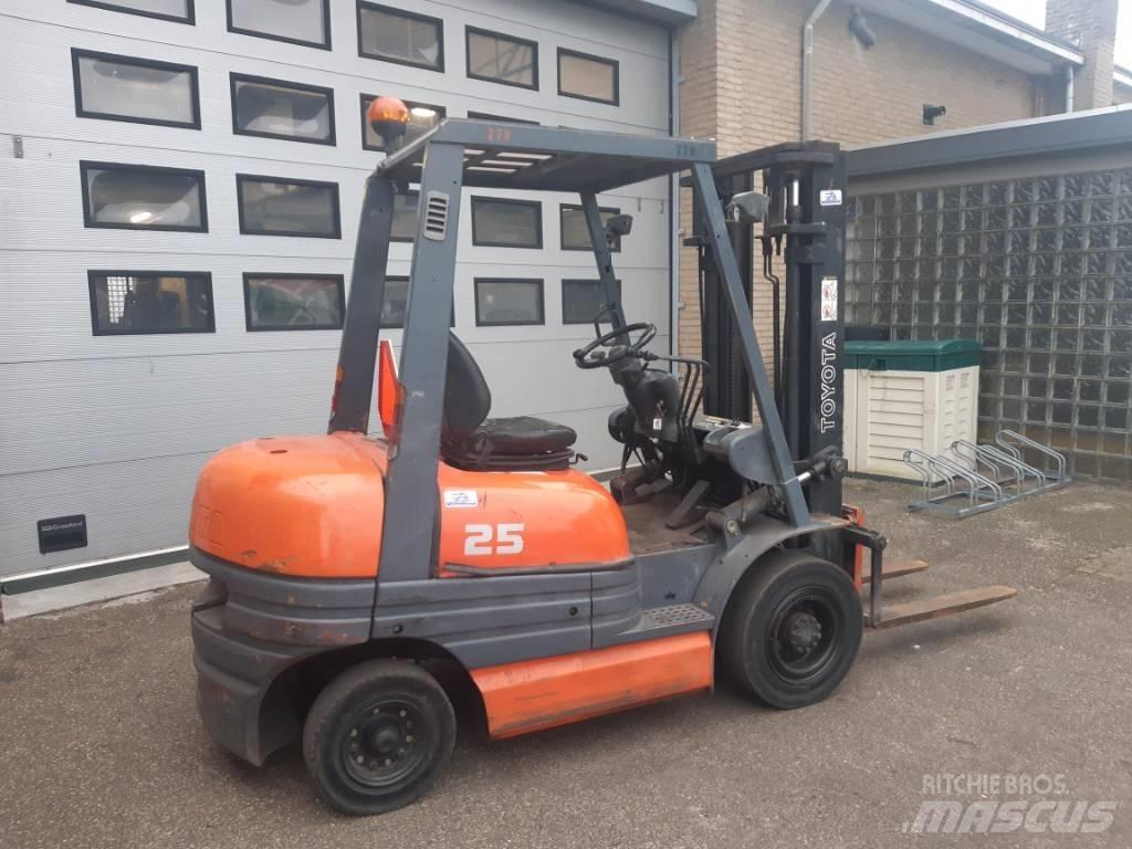 Toyota 6 FDF 25 ディーゼル・軽油