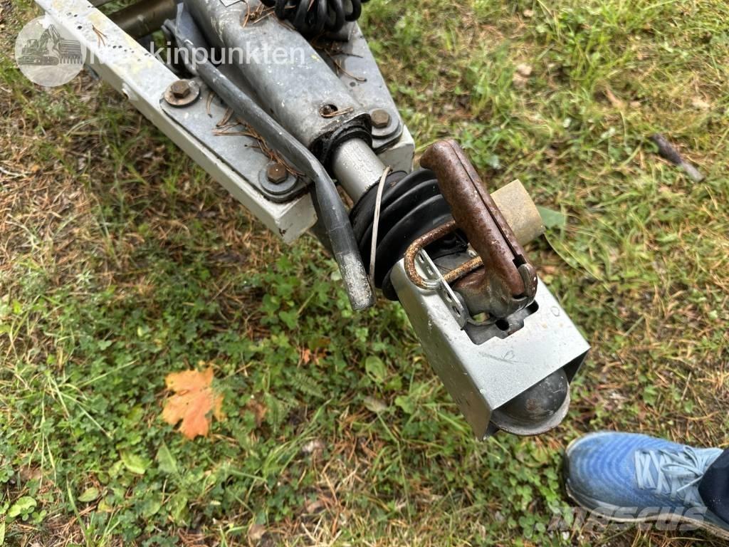 Dino 180 T 高所作業台付トレーラー