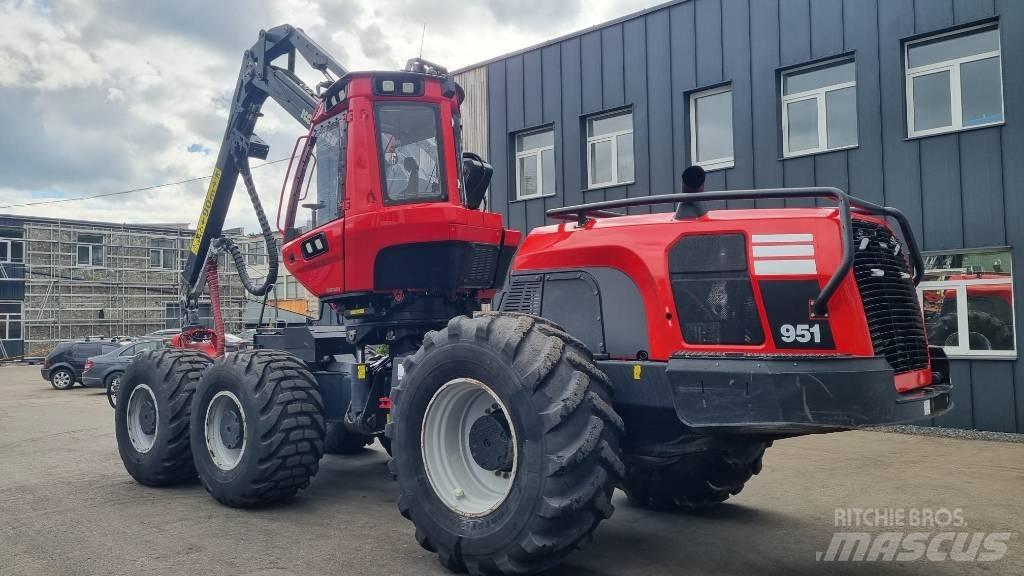 Komatsu 951 ハーベスター