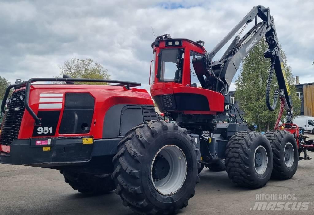Komatsu 951 ハーベスター