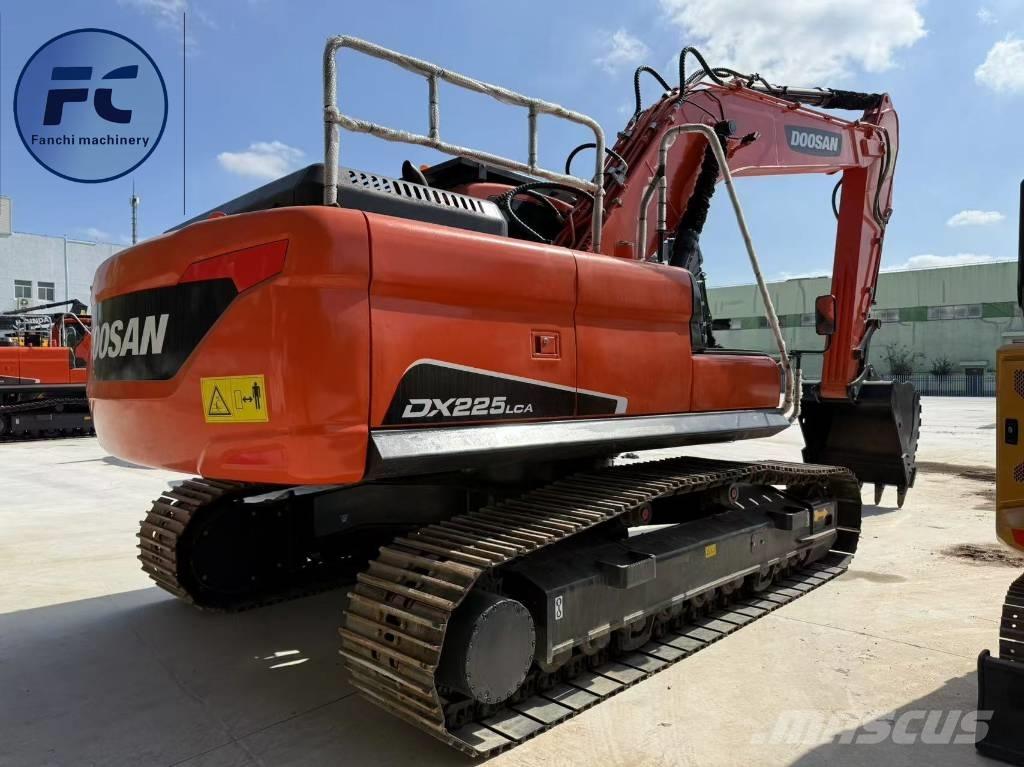 Doosan DX 225 LC 大型油圧ショベル12t以上（パワーショベル・ユンボ）
