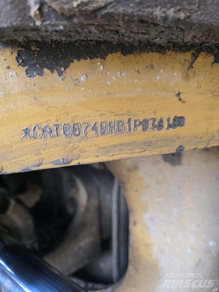CAT 740 アーティキュレート式ダンプトラック