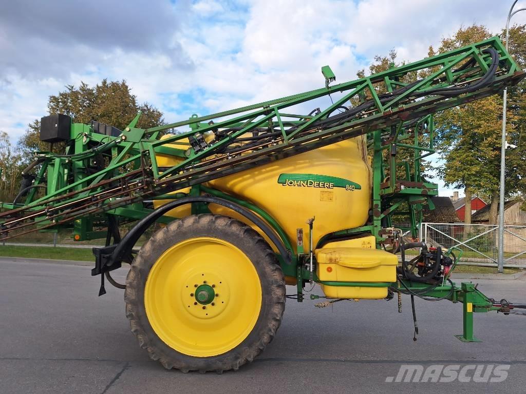 John Deere 840 牽引型スプレイヤー