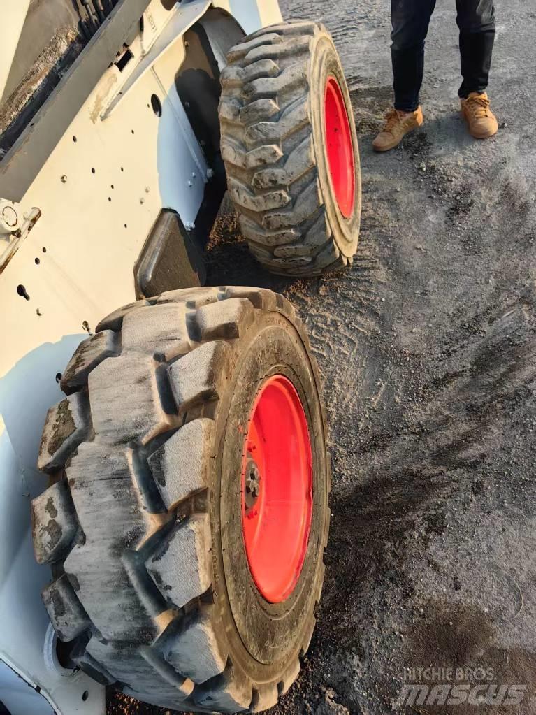 Bobcat S 300 スキッドステアローダー