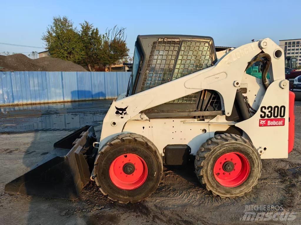 Bobcat S 300 スキッドステアローダー