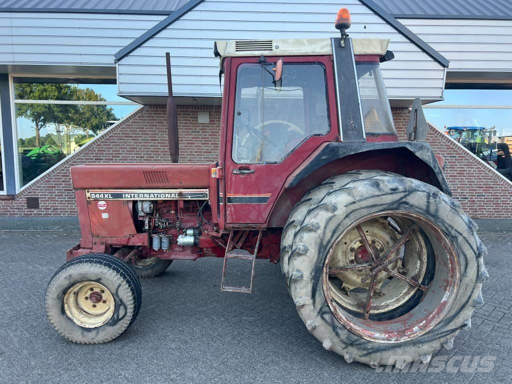 International 844 トラクター
