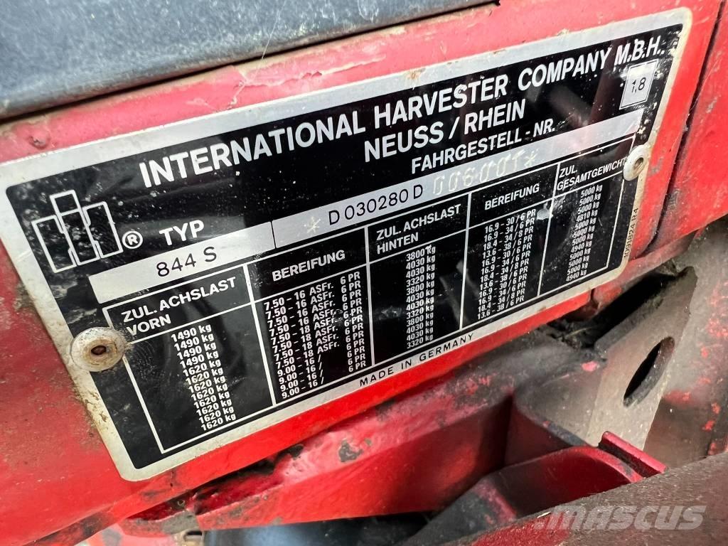 International 844 トラクター