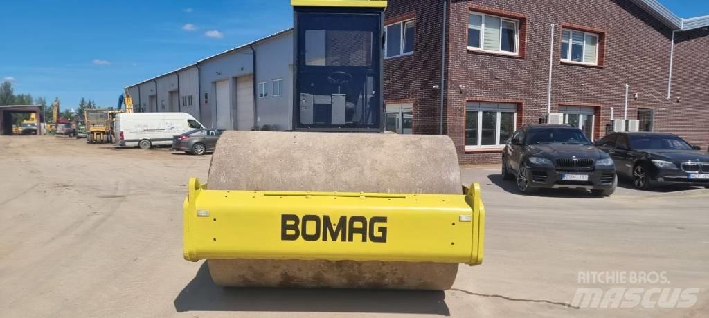 Bomag BW 211 D-3 振動ローラ