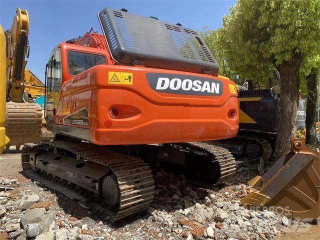 Doosan DX 225 LC 大型油圧ショベル12t以上（パワーショベル・ユンボ）
