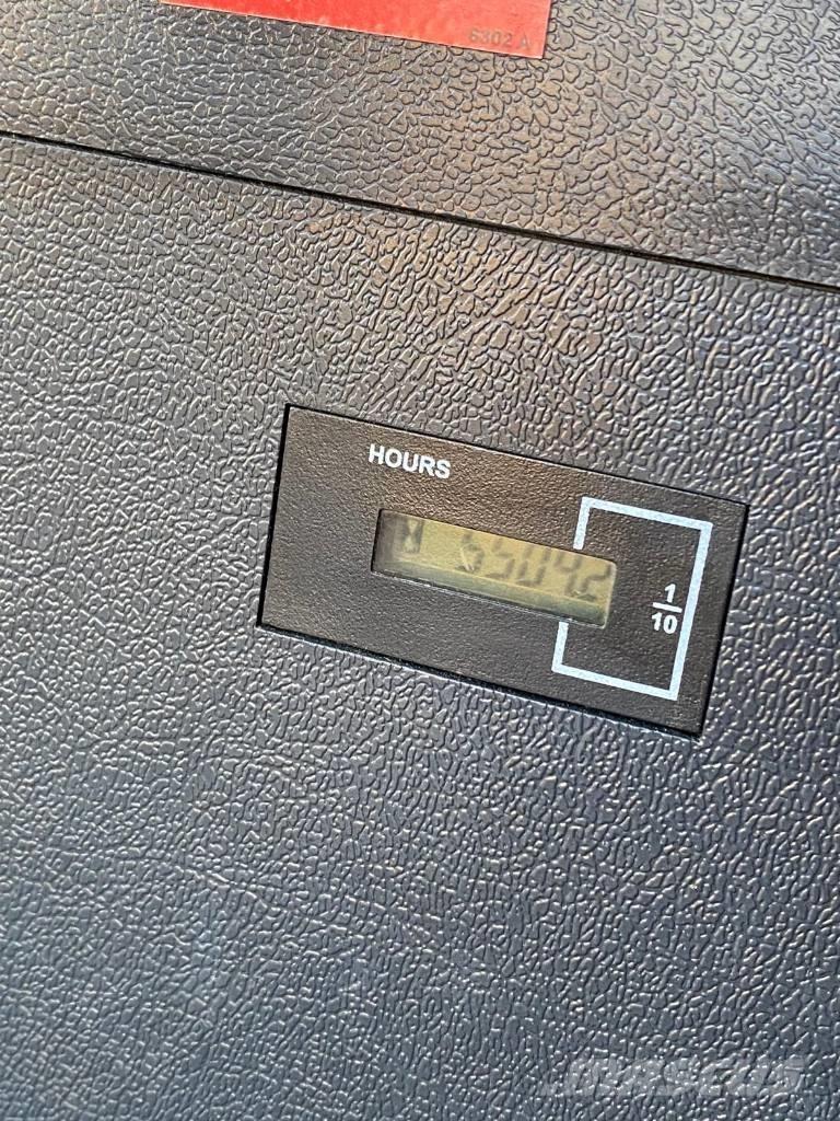 Hyundai HW 180 ホイール式油圧ショベル（パワーショベル・ユンボ・バックホー）