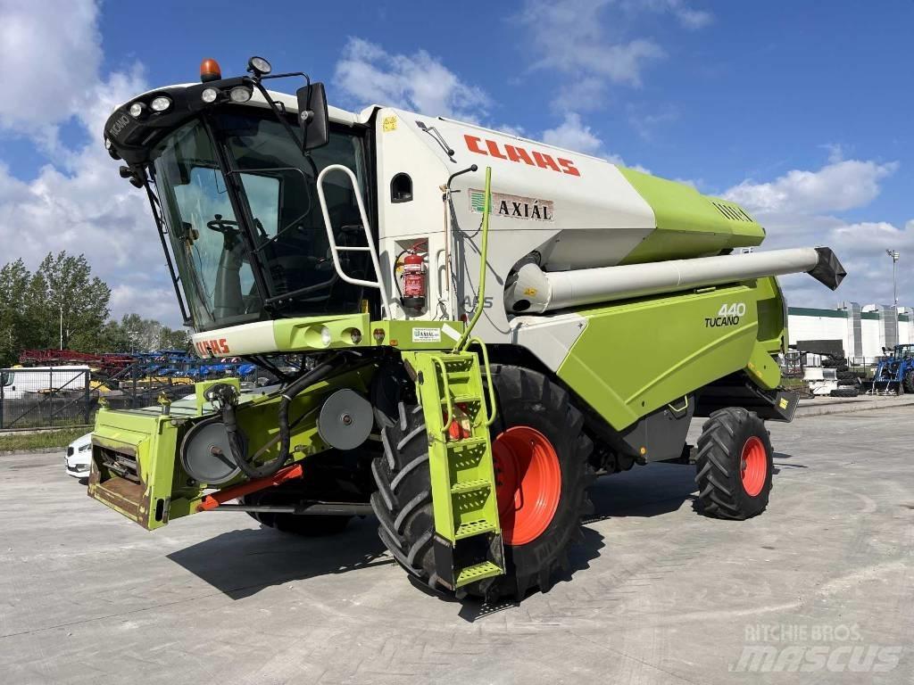 CLAAS Tucano 440 コンバイン