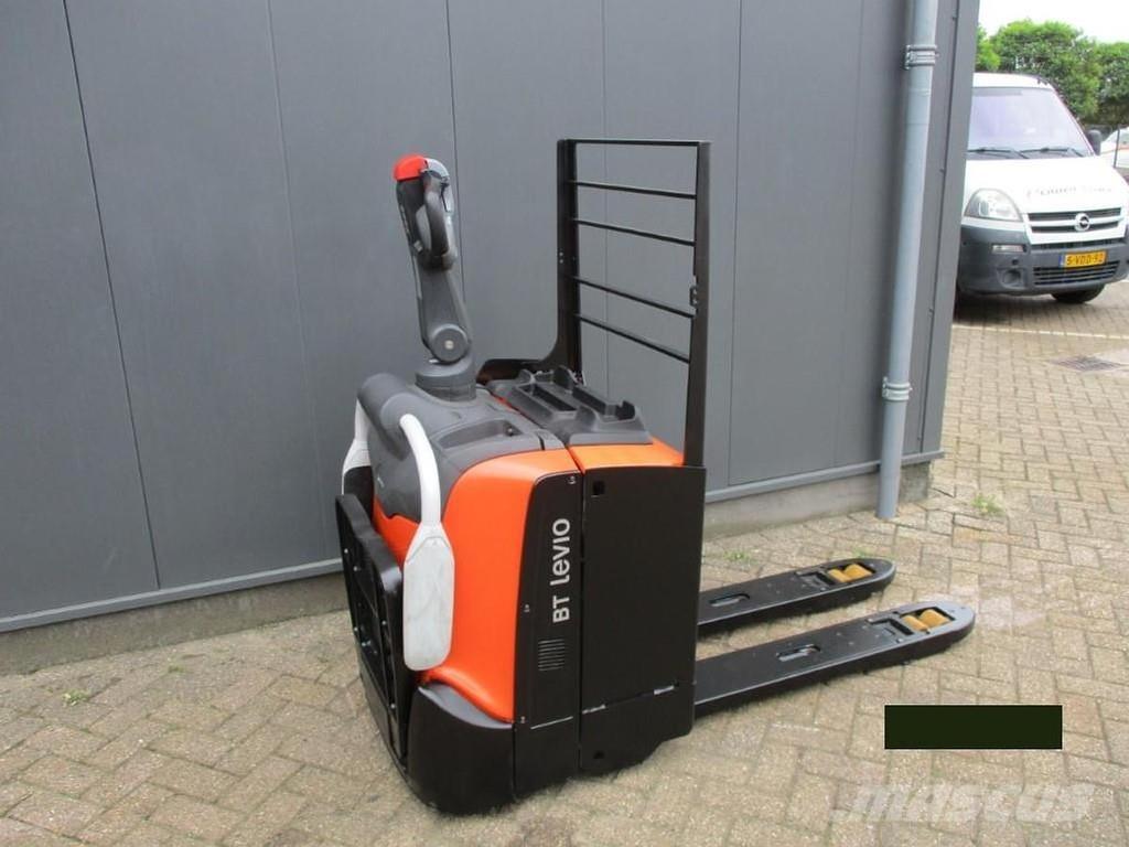 Toyota LPE200 ローリフトとプラットフォーム