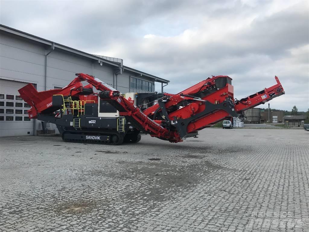 Sandvik QH 332 DDHS 自走式クラッシャー