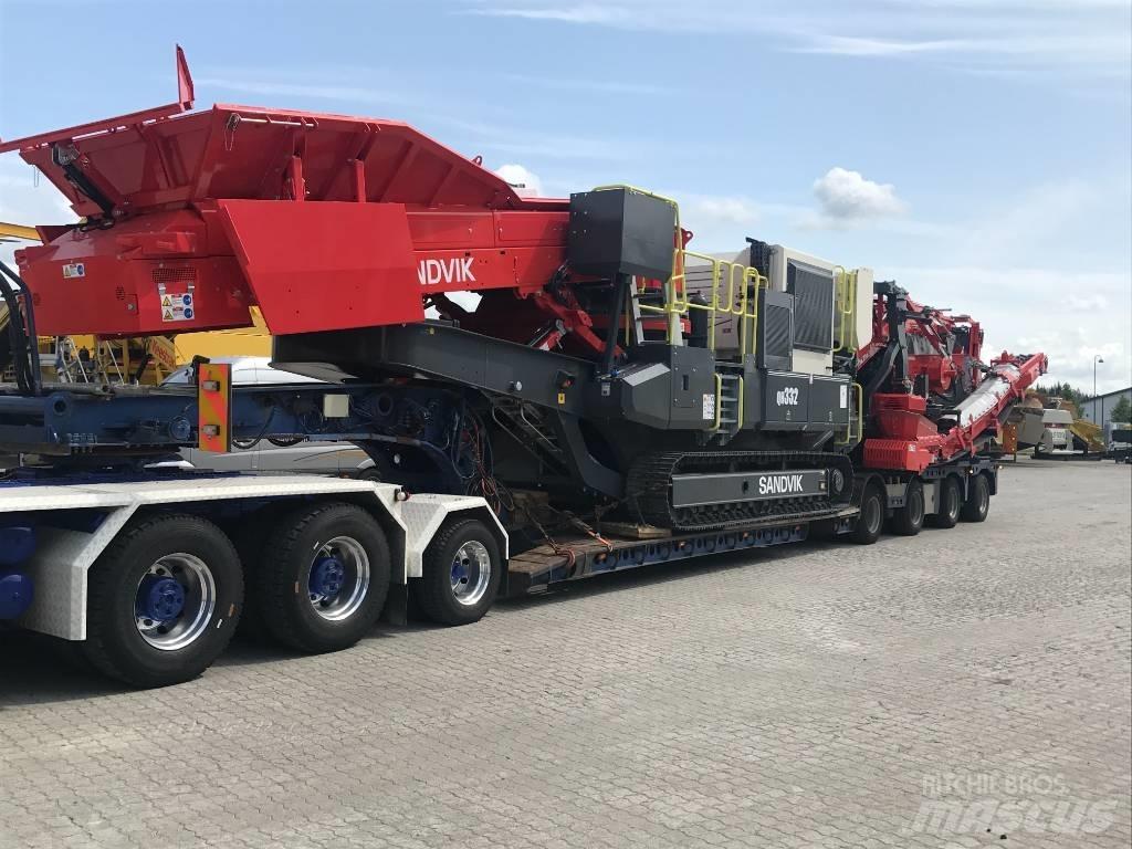 Sandvik QH 332 DDHS 自走式クラッシャー