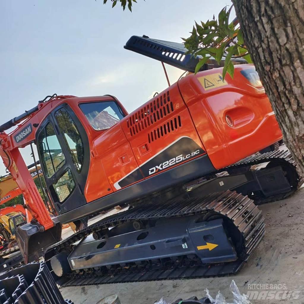 Doosan DX 225 LC 大型油圧ショベル12t以上（パワーショベル・ユンボ）