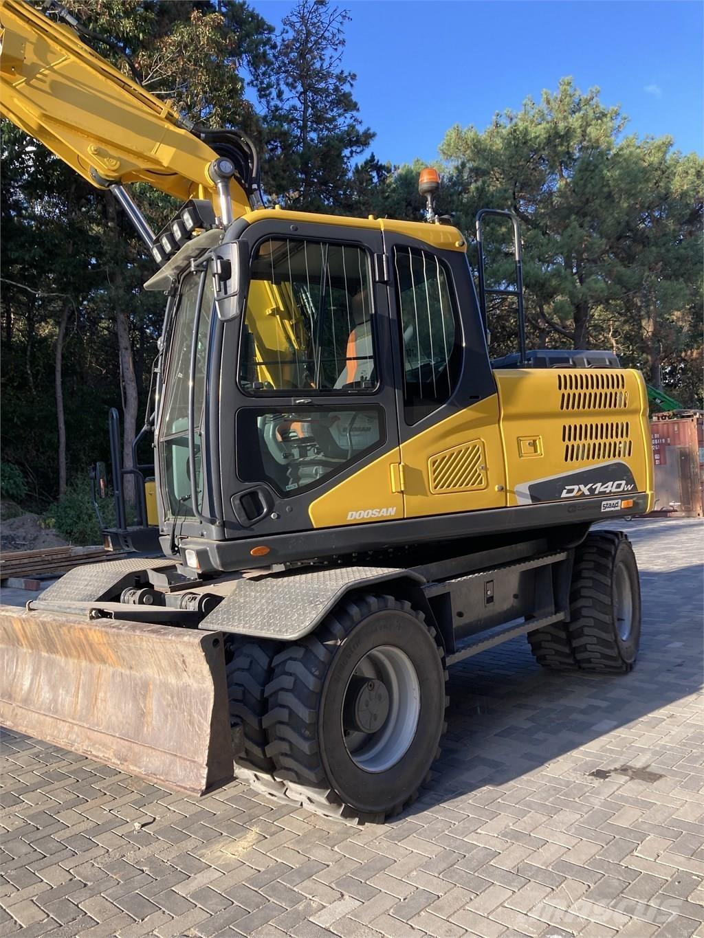 Doosan DX140W-5 ホイール式油圧ショベル（パワーショベル・ユンボ・バックホー）