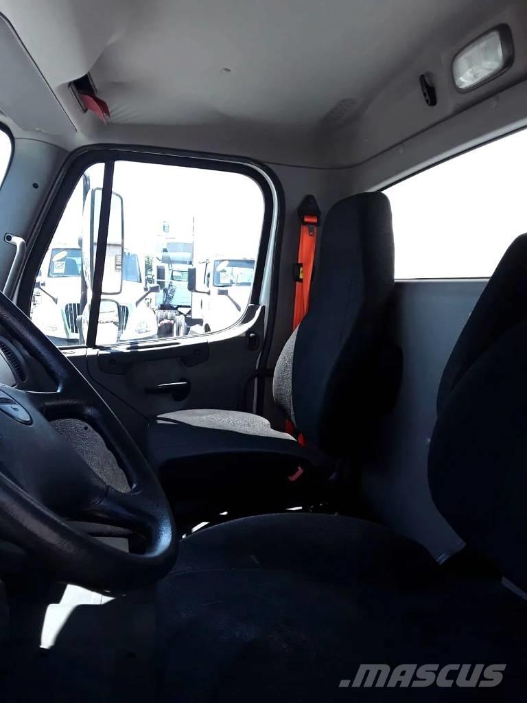 Freightliner M2 飲料運送車両