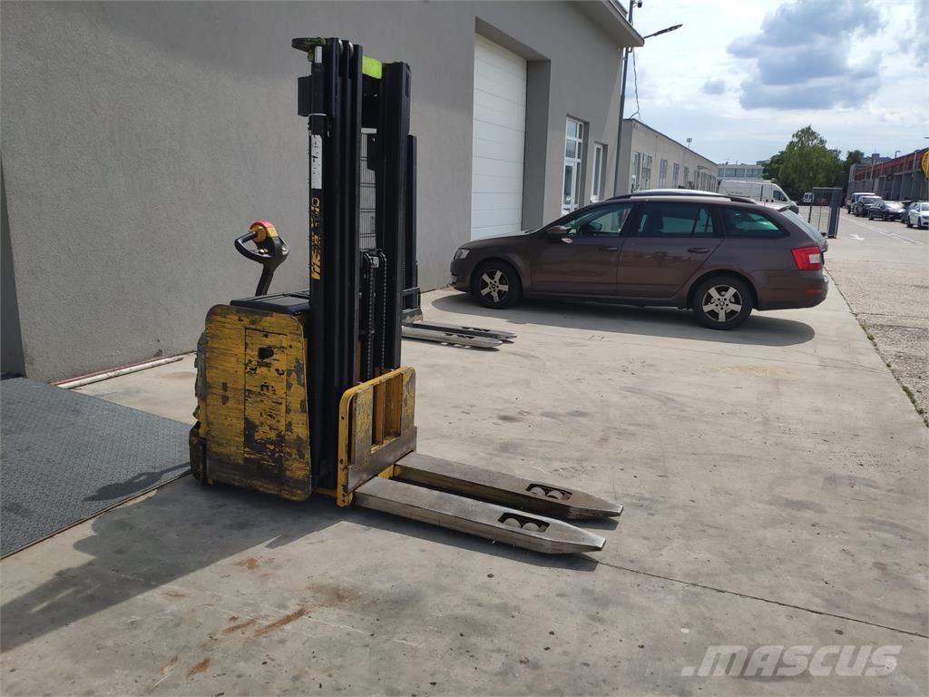 Yale MS16 AC 自走式スタッカー