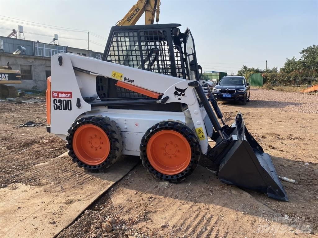 Bobcat S 300 スキッドステアローダー