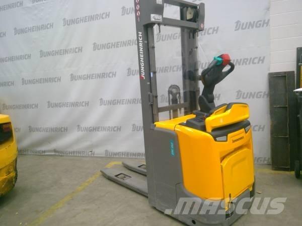 Jungheinrich ERC 212 自走式スタッカー