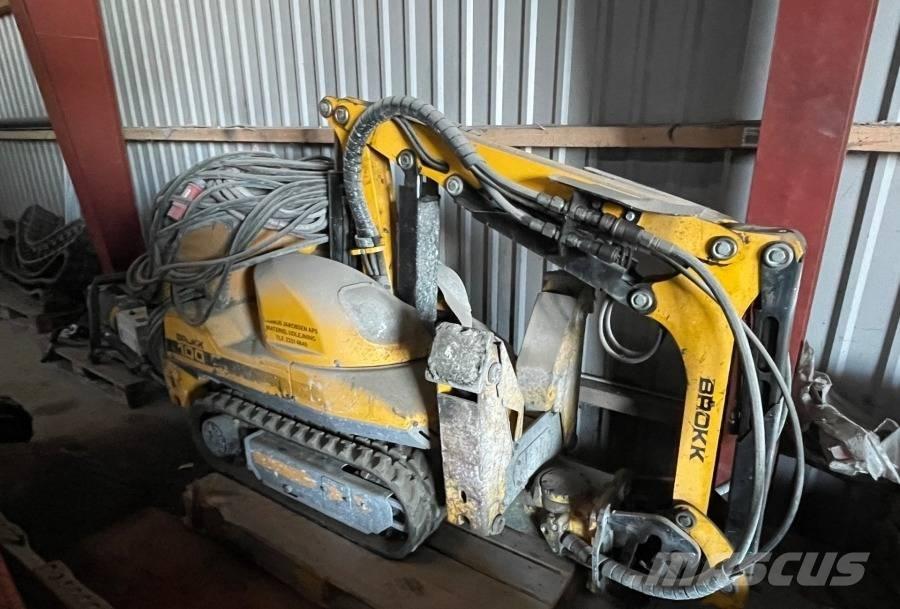 Brokk 100 解体油圧ショベル