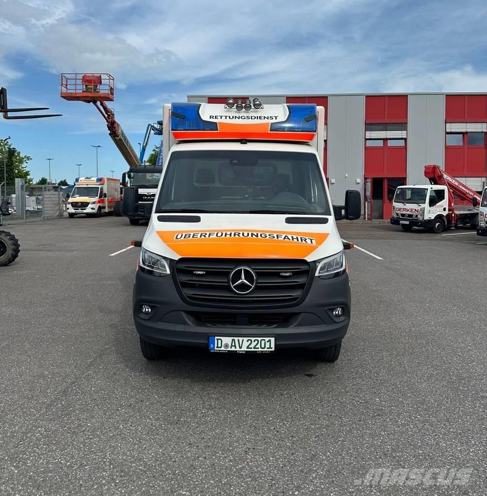 Mercedes-Benz 100 D 救急車