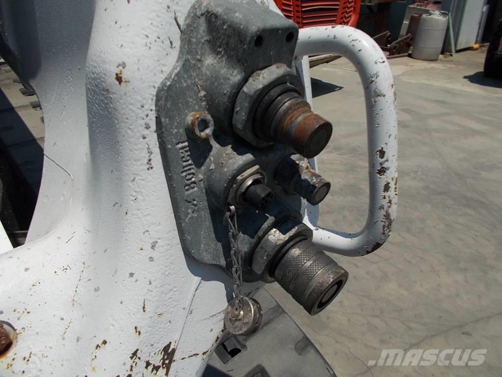 Bobcat T76 スキッドステアローダー