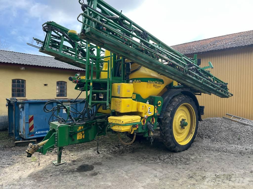 John Deere 840 牽引型スプレイヤー