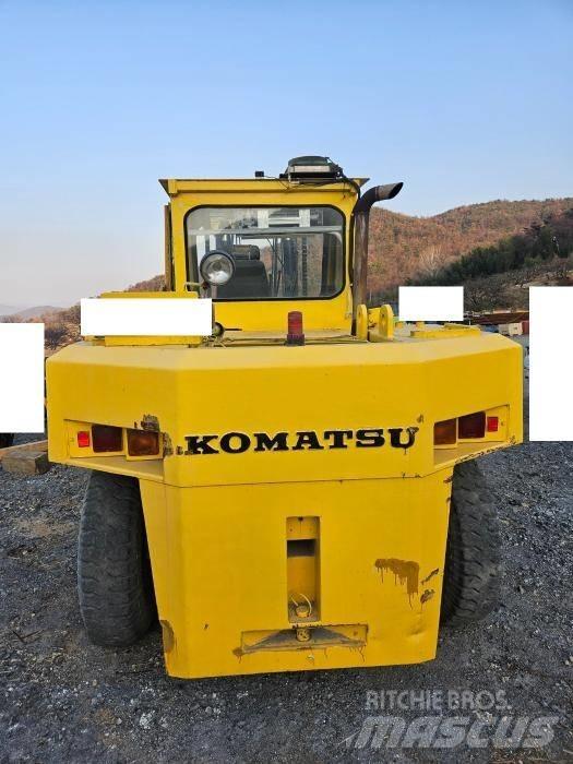 Komatsu FD 150 リーチフォークリフト