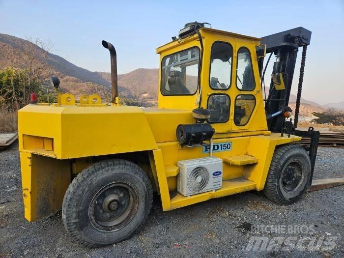 Komatsu FD 150 リーチフォークリフト